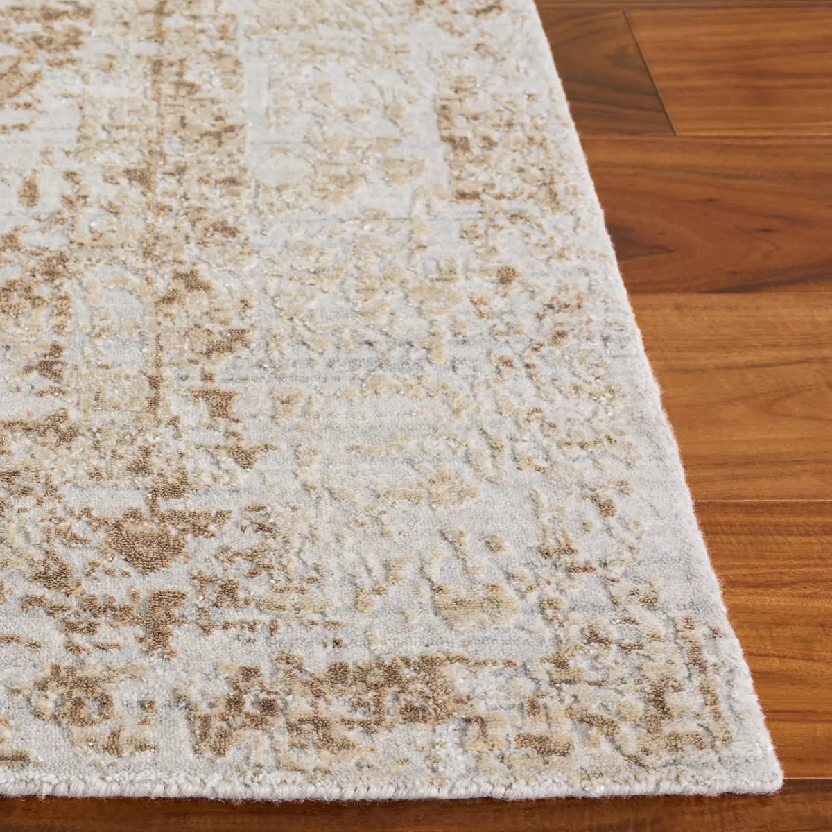 Safavieh Bedford 6'-0" x 9'-0" Rug in Beige / Gold