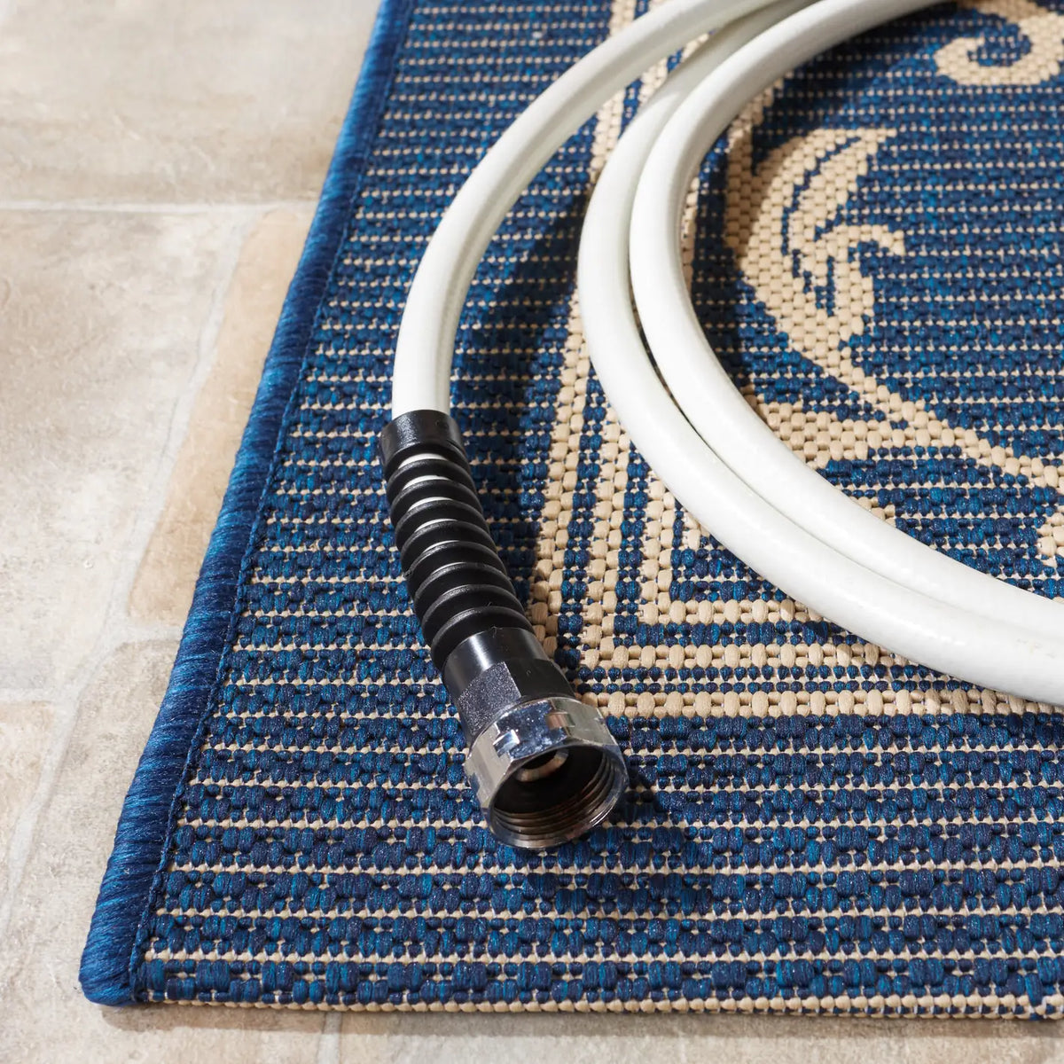 Safavieh Courtyard 4'-0" x 5'-7" Rug in Navy / Beige