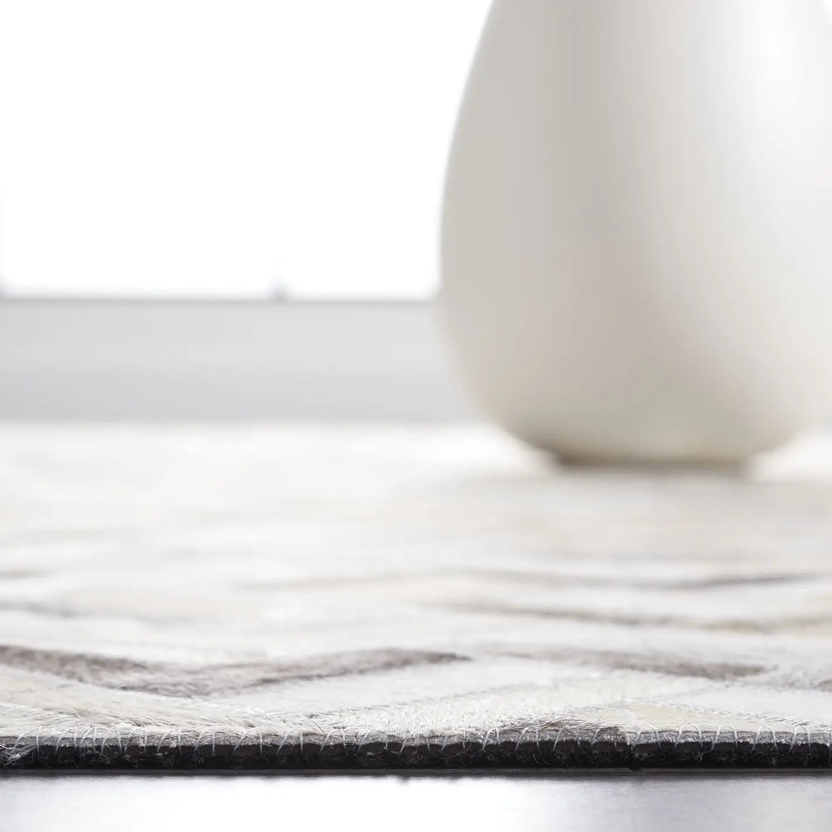 Safavieh Studio Leather 4'-0" x 6'-0" Rug in Black / Grey