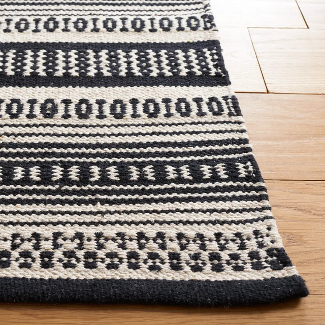 Safavieh Montauk 4'-0" x 6'-0" Rug in Black / Ivory