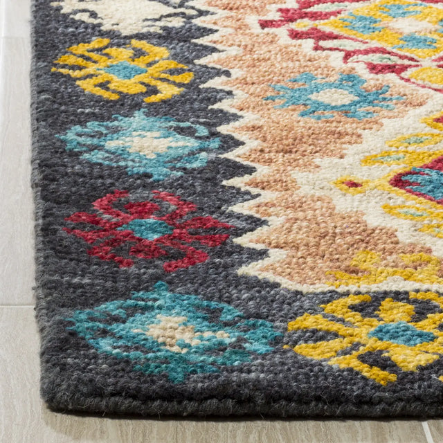 Safavieh Aspen 4'-0" x 6'-0" Rug in Beige / Charcoal