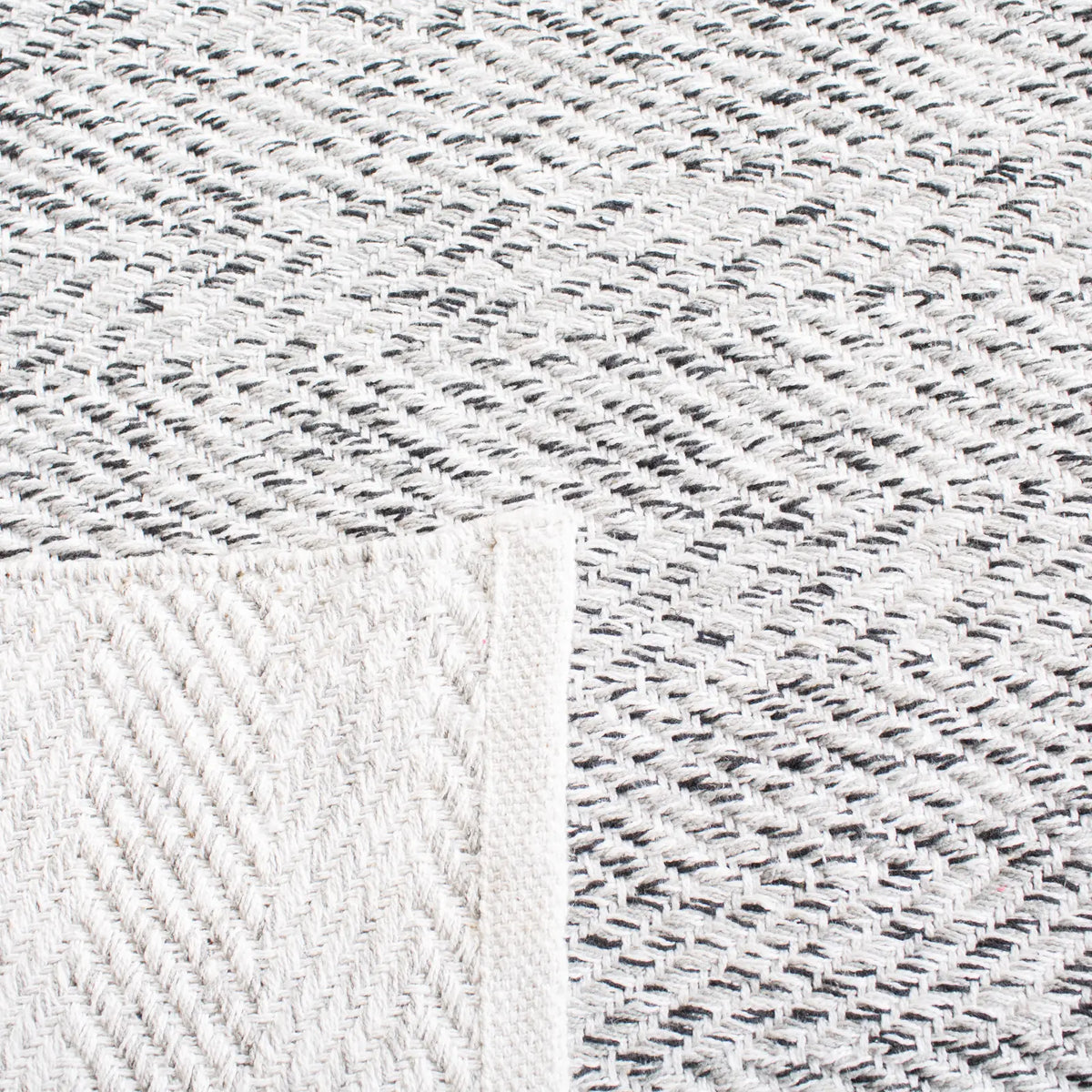 Safavieh Nantucket 4'-0" x 6'-0" Rug in Ivory / Charcoal