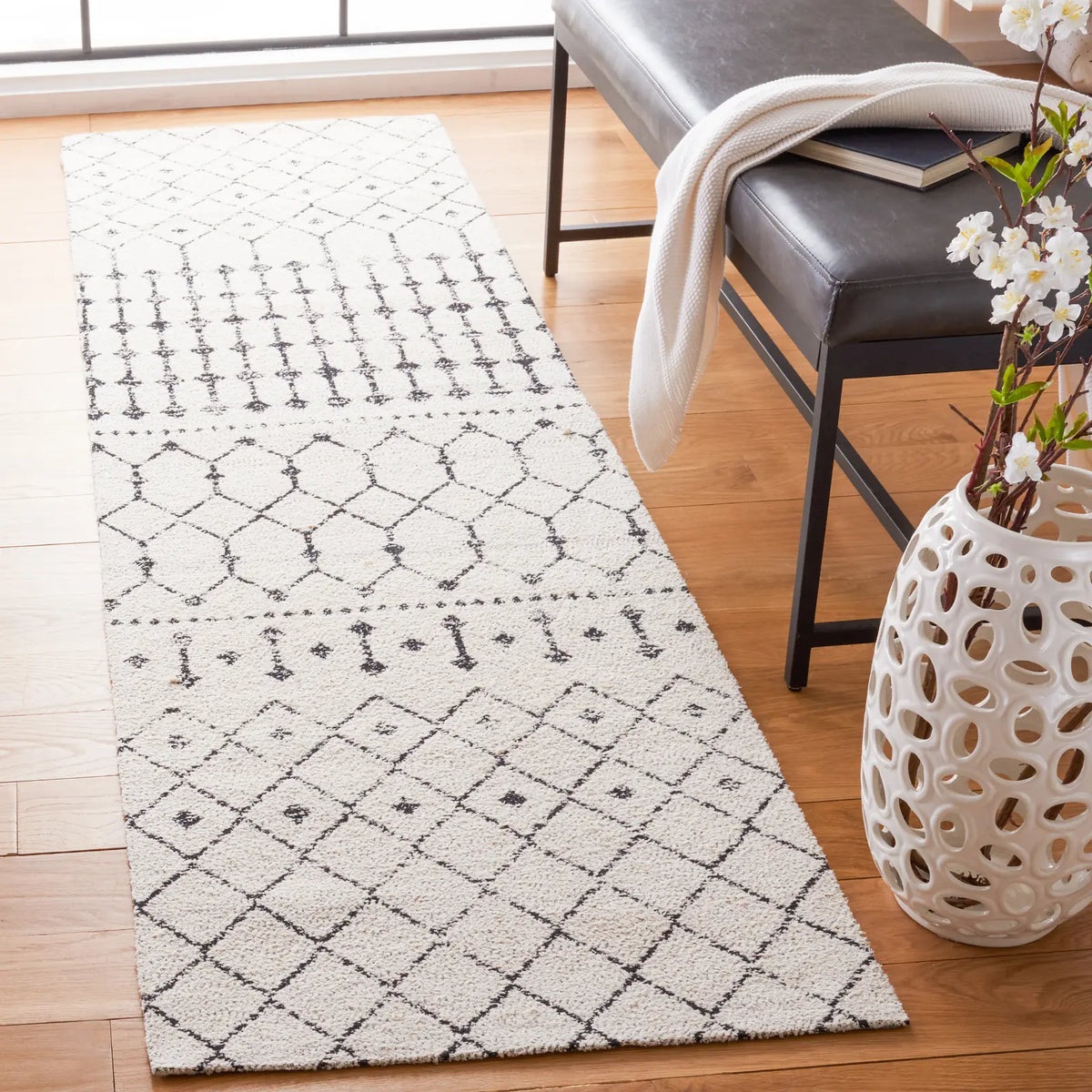 Safavieh Classic Vintage 2'-3" x 8'-0" Rug in Beige / Black