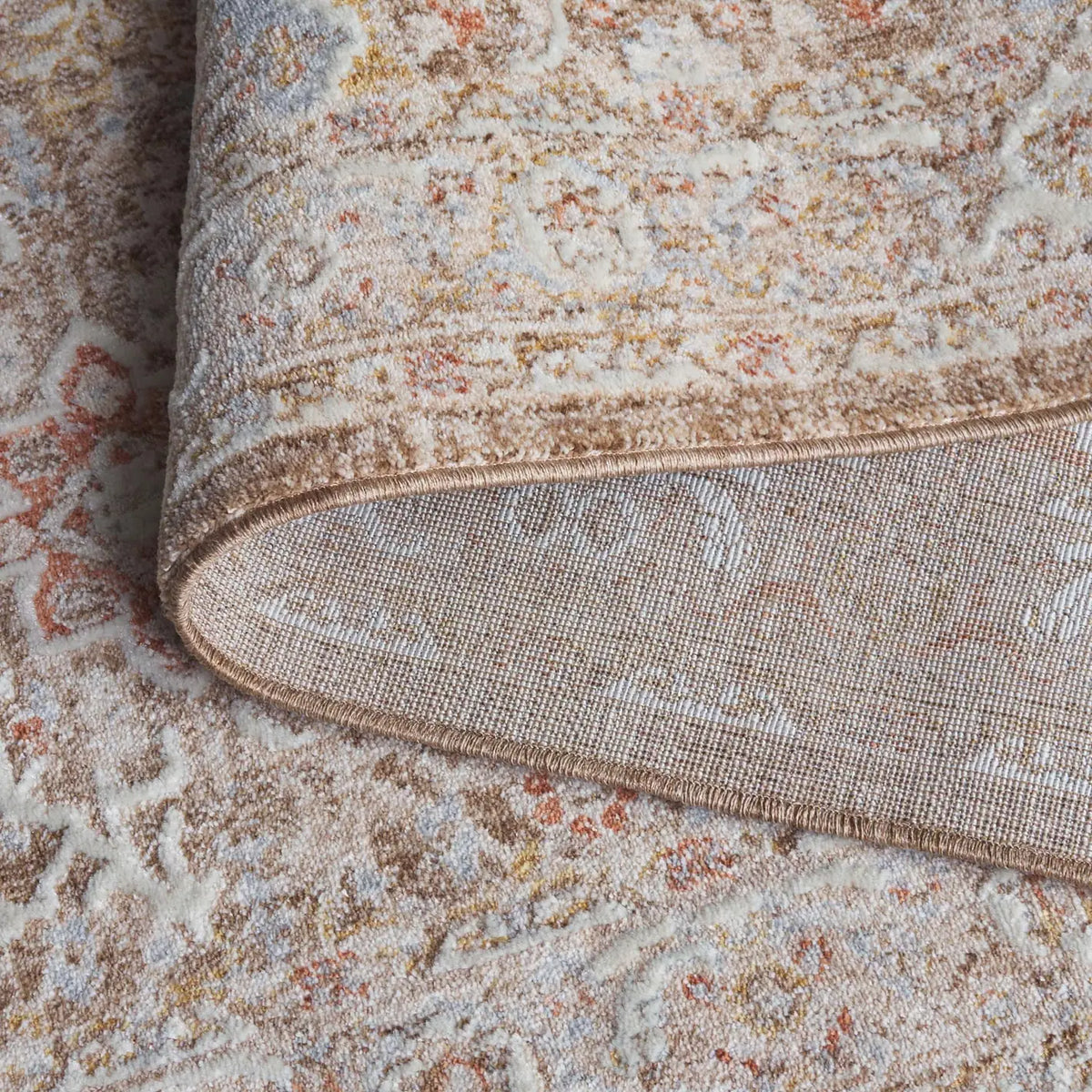 Safavieh Serena 200 5'-3" x 7'-6" Rug in Beige / Ivory Brown