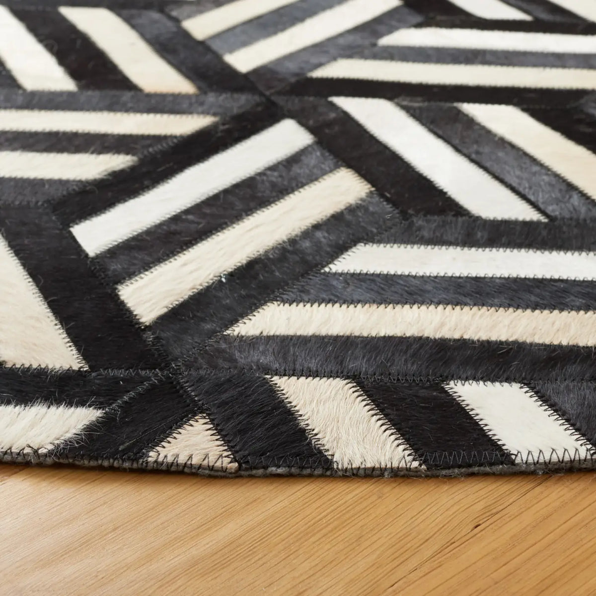 Safavieh Studio Leather 6'-0" x 6'-0" Rug in Ivory / Black