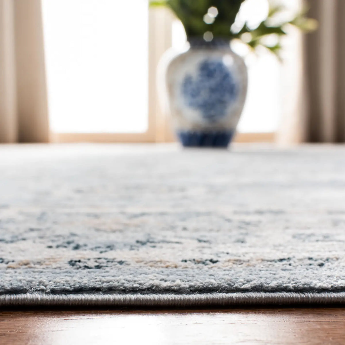 Safavieh Isabella 4'-0" x 6'-0" Rug in Light Blue / Cream