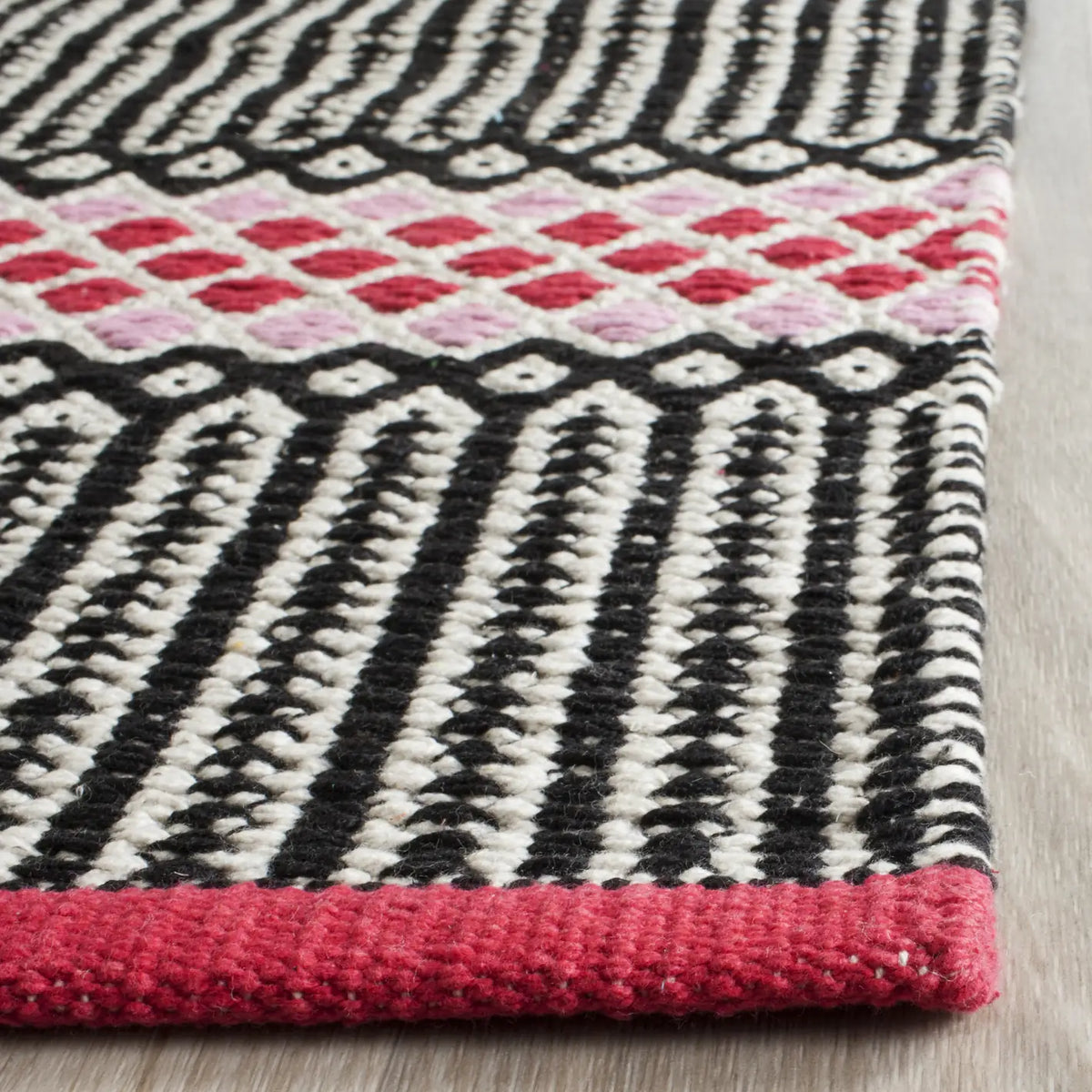 Safavieh Montauk 2'-3" x 7'-0" Rug in Light Pink / Multi