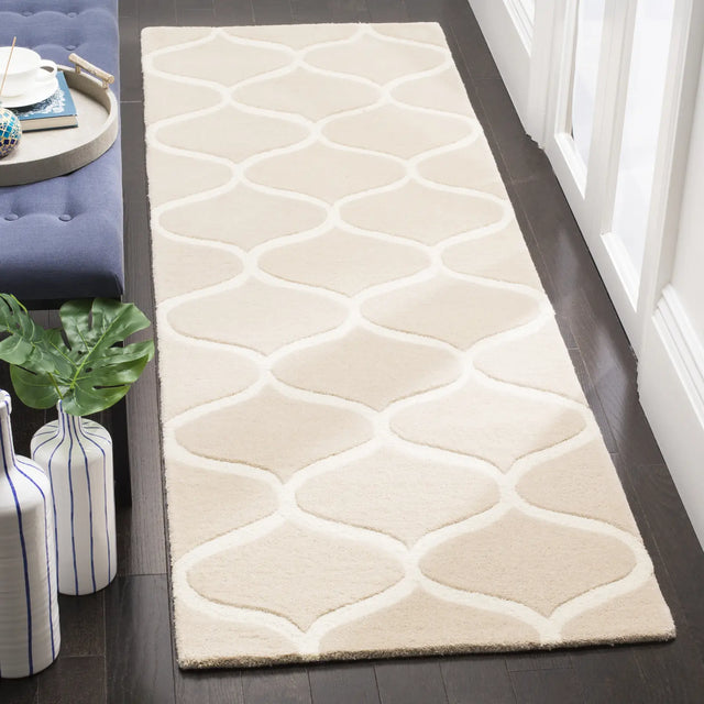 Safavieh Cambridge 2'-6" x 8'-0" Rug in Light Beige / Ivory