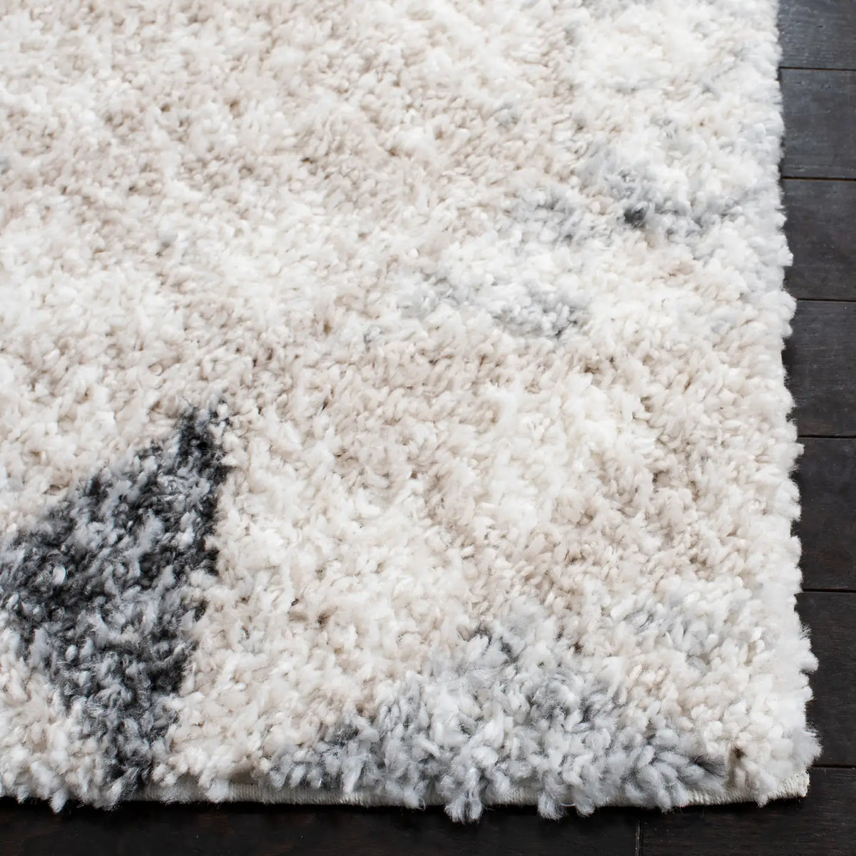 Safavieh Berber Shag 4'-5" x 6'-5" Rug in Grey / Ivory