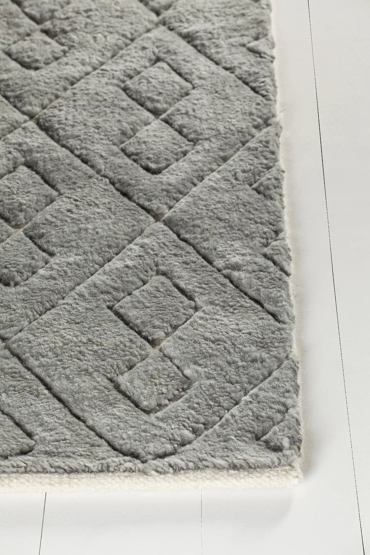 Chandra Catalina CAT-45100 Silver rug, corner detail
