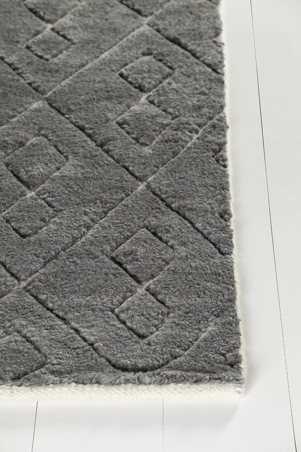Chandra Catalina CAT-45101 Grey rug, corner detail