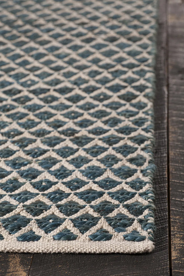 Chandra Costa COS-39102 Blue and White rug, corner detail