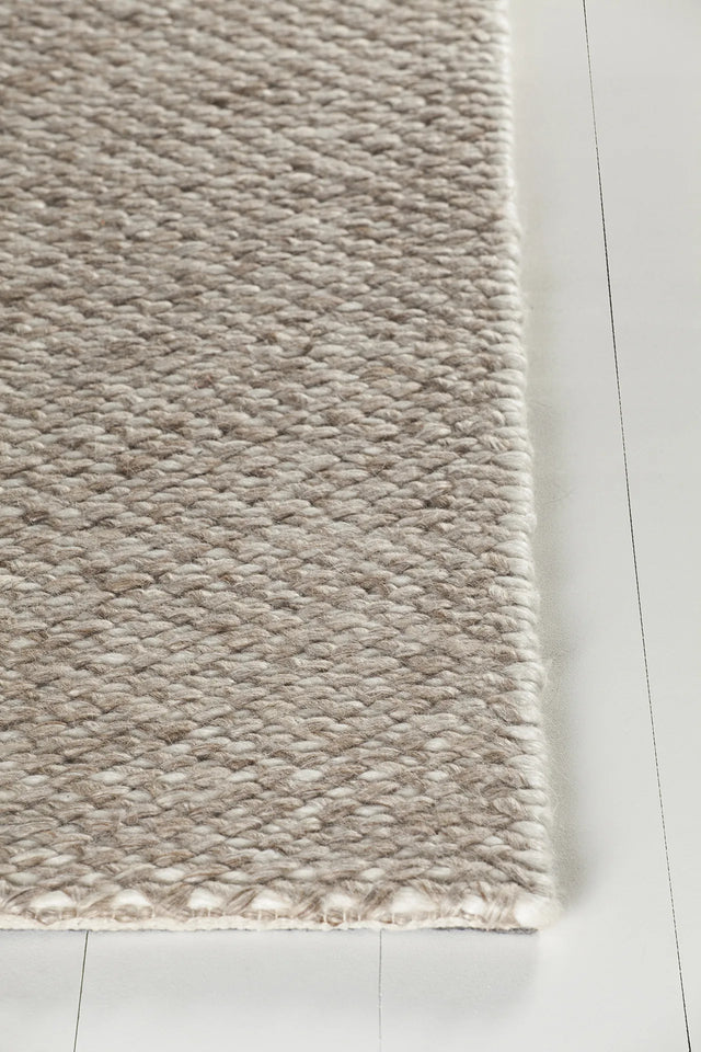 Chandra Ira IRA-44500 Brown rug, corner detail