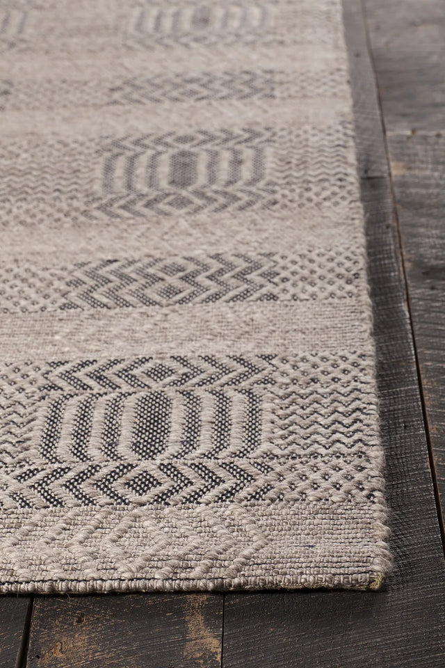 Chandra Salona SAL-34503 Black and Natural rug, corner detail