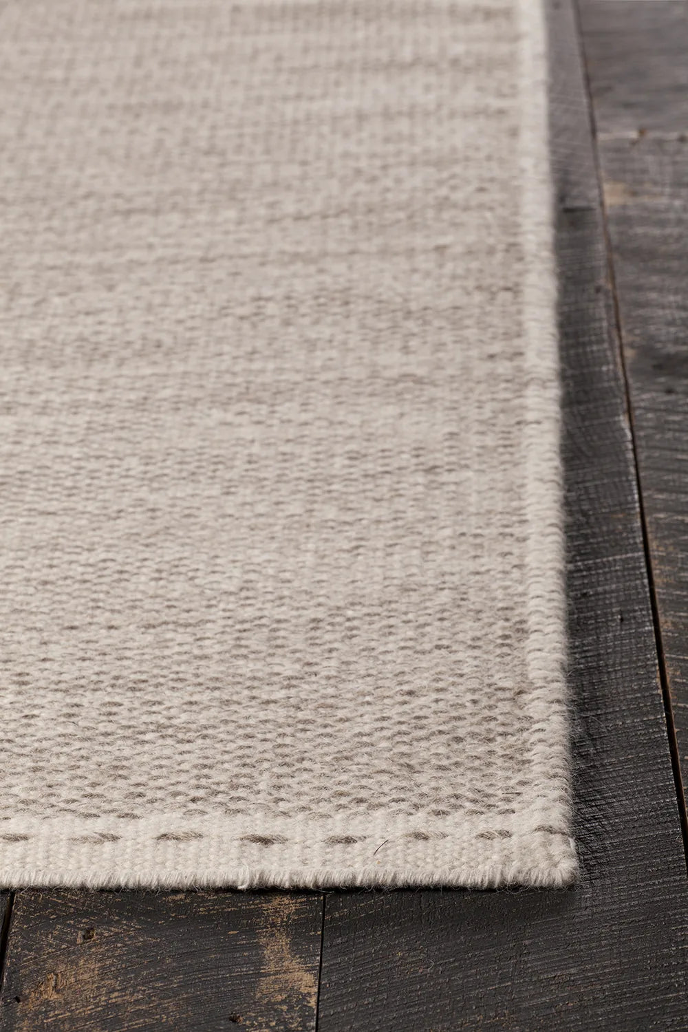 Chandra Sonnet SON-35901 Grey and White rug, corner detail