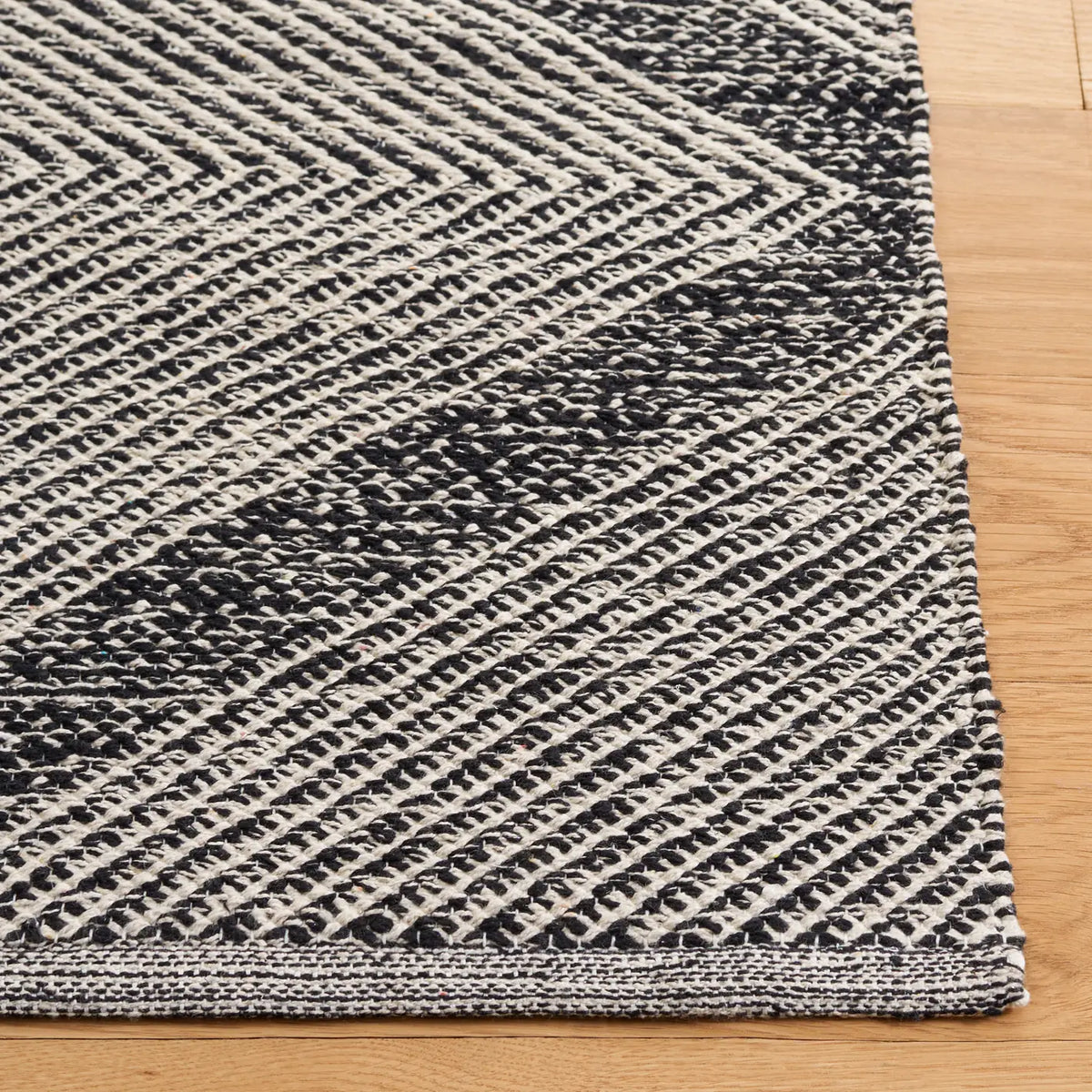Safavieh Montauk 4'-0" x 6'-0" Rug in Black