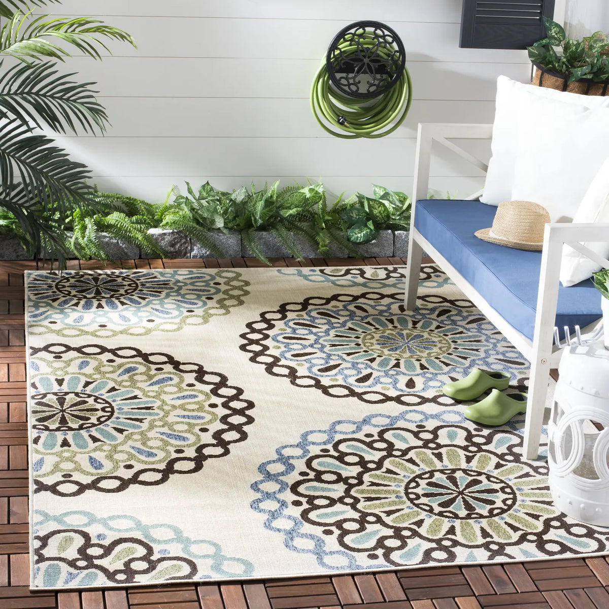 Safavieh Veranda 5'-3" x 7'-7" Rug in Cream / Blue