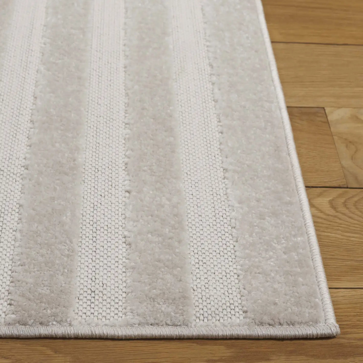 Safavieh Stella 4'-0" x 6'-0" Rug in Ivory