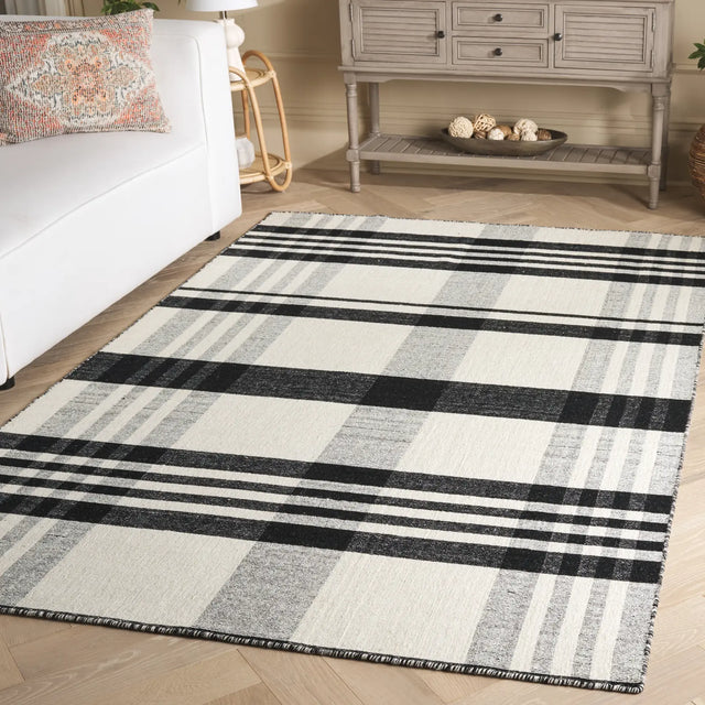 Safavieh Striped Kilim 4'-0" x 6'-0" Rug in Black / Ivory