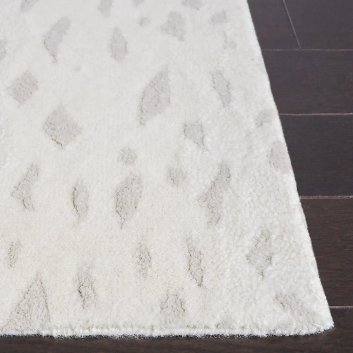 Safavieh Tibetan 4'-0" x 6'-0" Rug in Ivory / Beige