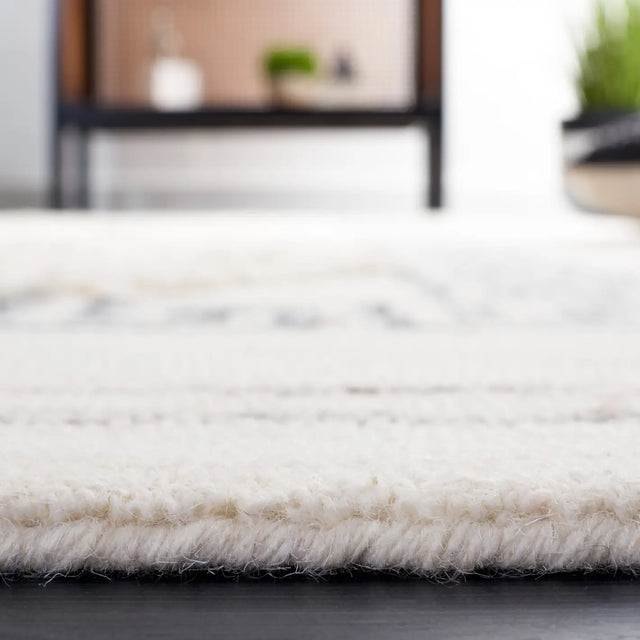 Safavieh Casablanca 4'-0" x 6'-0" Rug in Ivory / Black