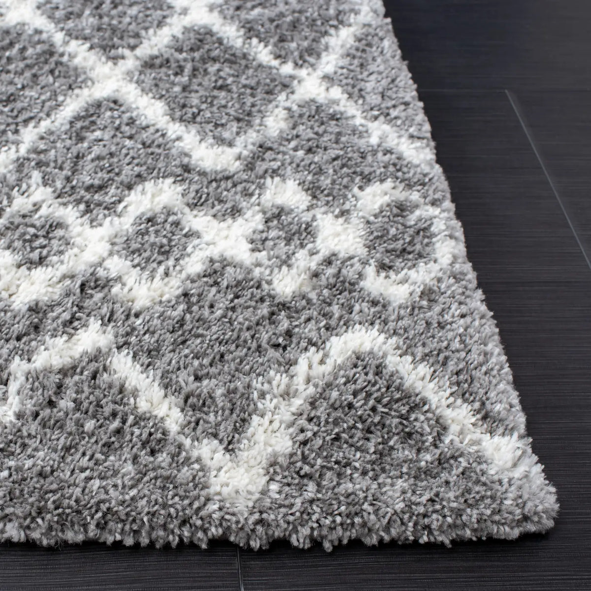 Safavieh Berber Shag 4'-0" x 6'-0" Rug in Grey / Ivory