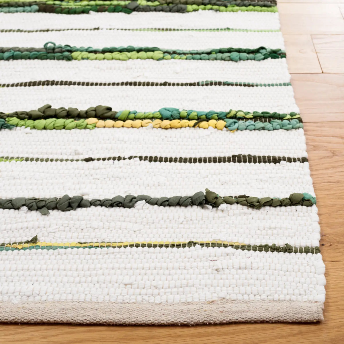 Safavieh Montauk 4'-0" x 6'-0" Rug in Green / Ivory