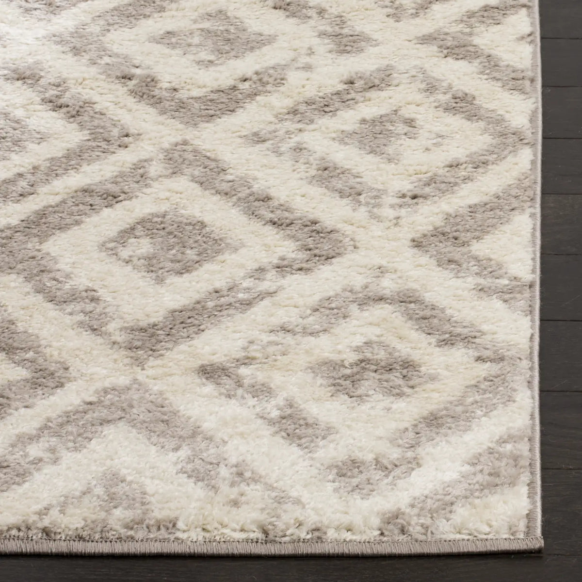 Safavieh Amsterdam 5'-1" x 7'-6" Rug in Ivory / Mauve