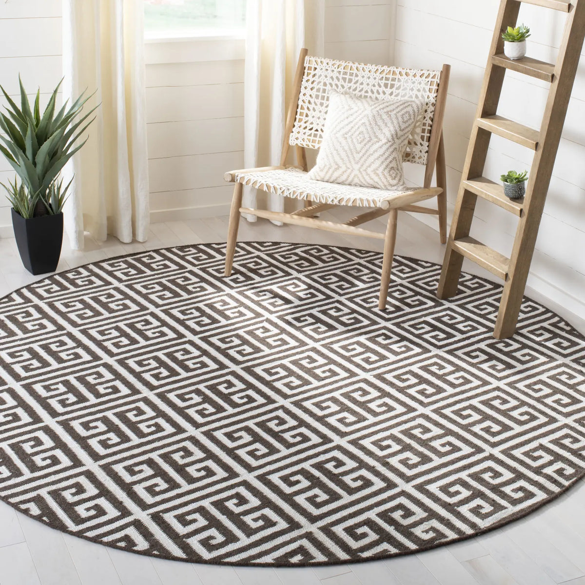 Safavieh Dhurries 7'-0" x 7'-0" Rug in Brown / Ivory