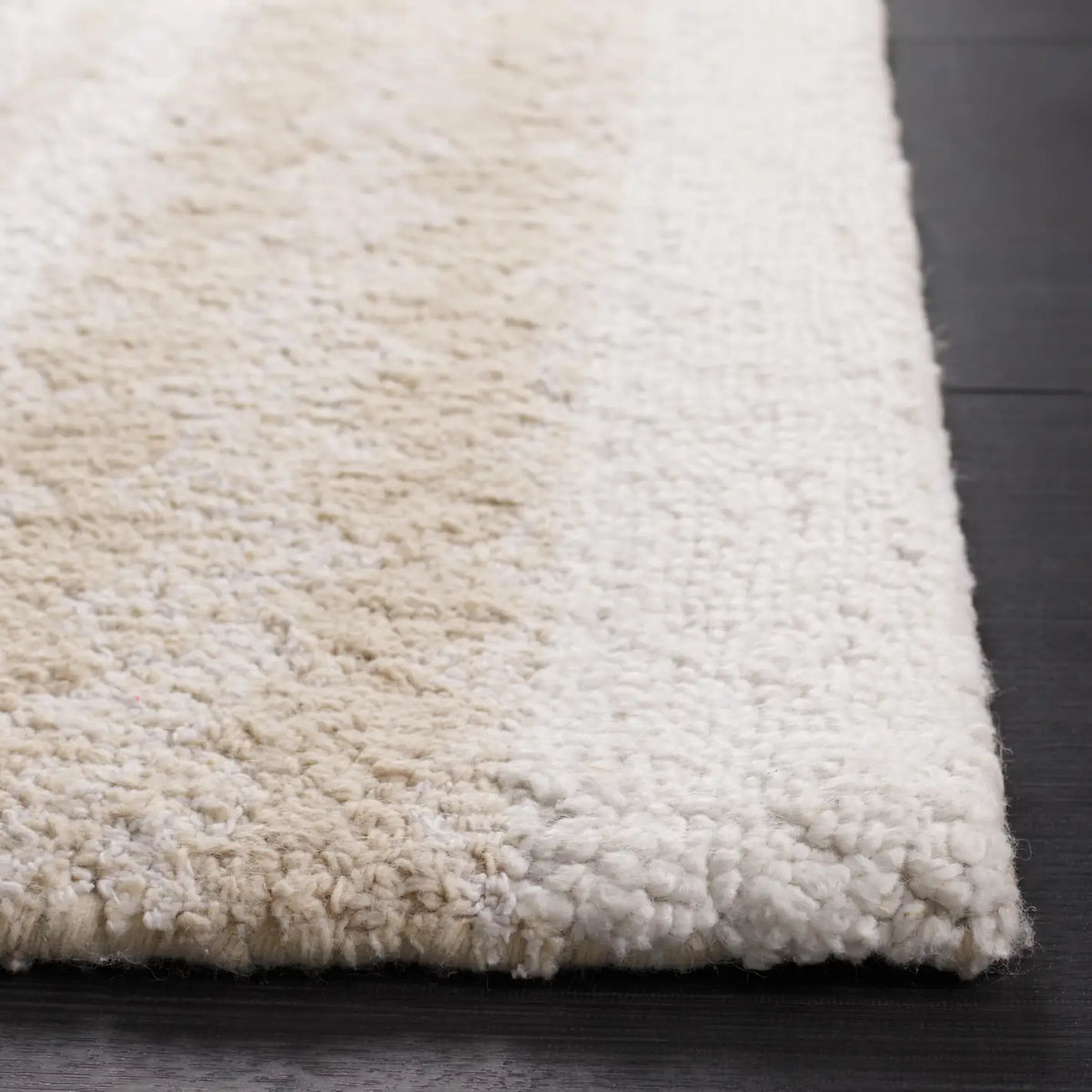 Safavieh Capri 4'-0" x 6'-0" Rug in Beige / Ivory