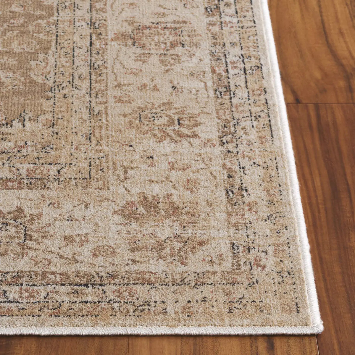 Safavieh Vintage 5'-3" x 7'-6" Rug in Creme