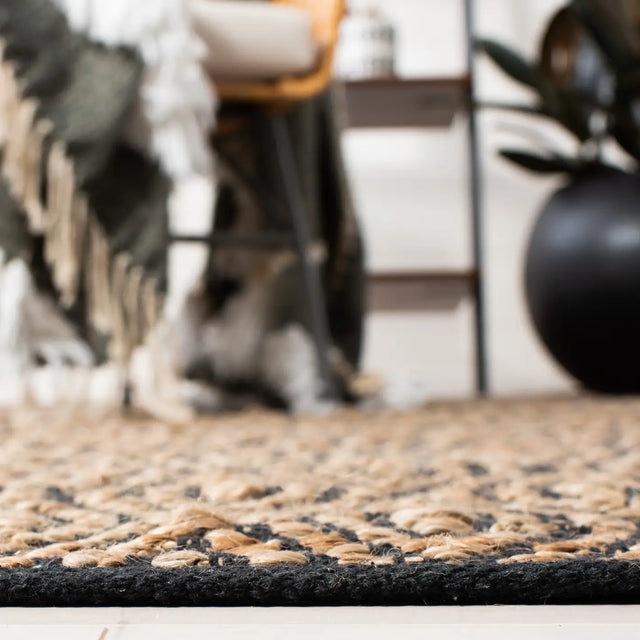 Safavieh Cape Cod 5'-0" x 8'-0" Rug in Black / Natural