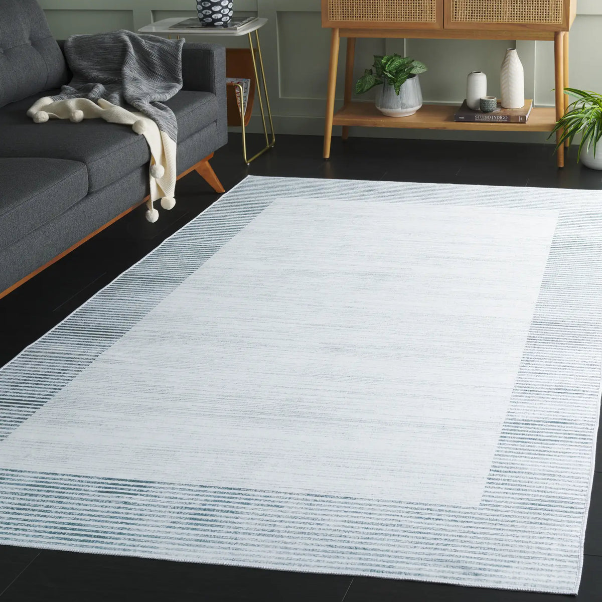 Safavieh Malibu 4'-0" x 6'-0" Rug in Ivory / Grey