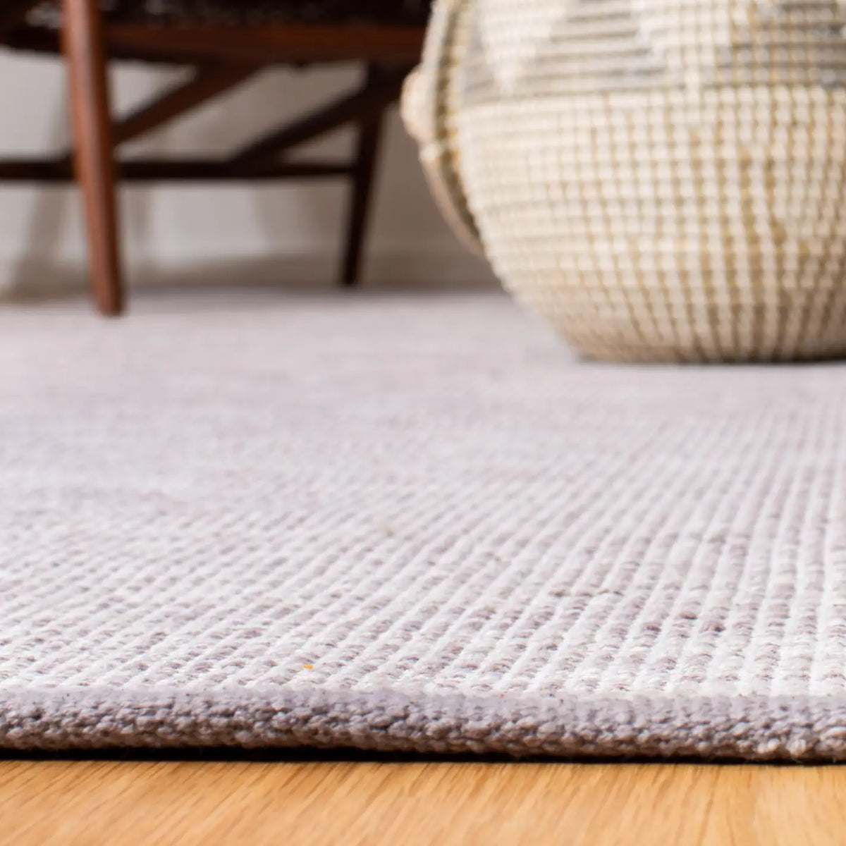 Safavieh Montauk 4'-0" x 6'-0" Rug in Silver