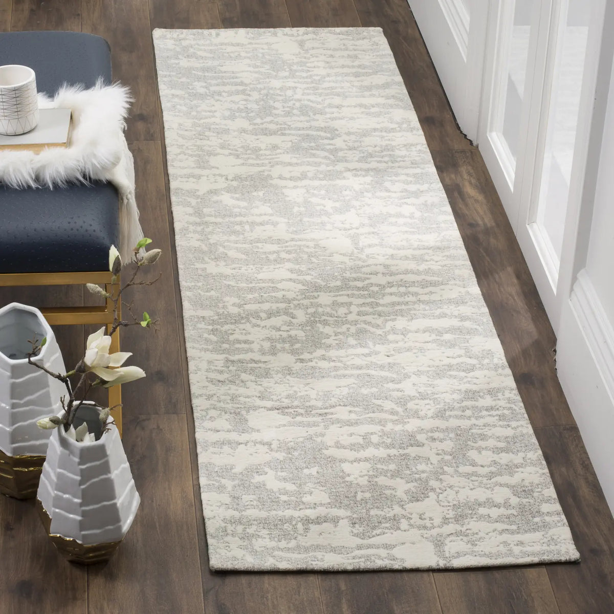 Safavieh Marbella 2'-3" x 6'-0" Rug in Light Grey / Ivory