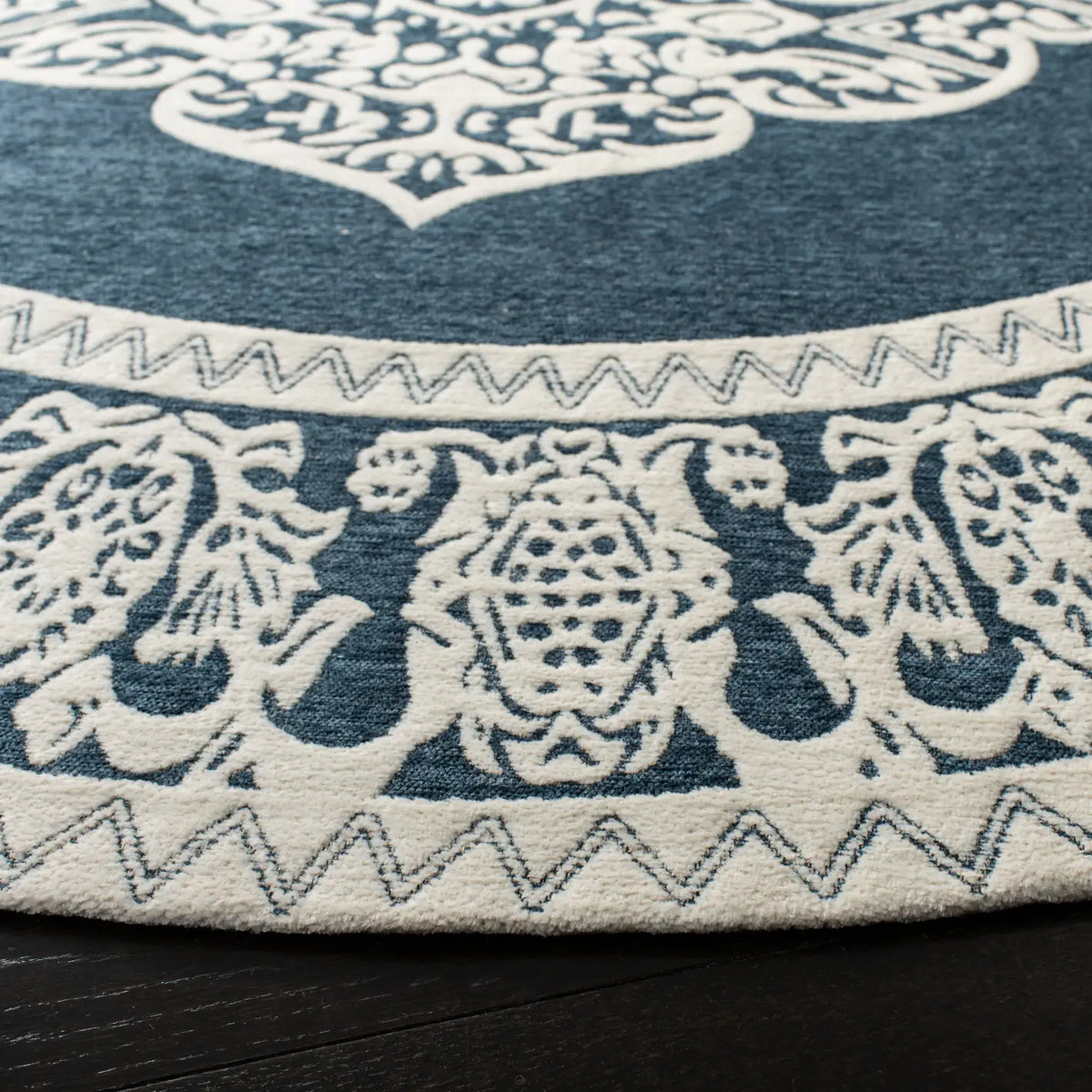 Safavieh Marbella 6'-0" x 6'-0" Rug in Dark Blue / Ivory