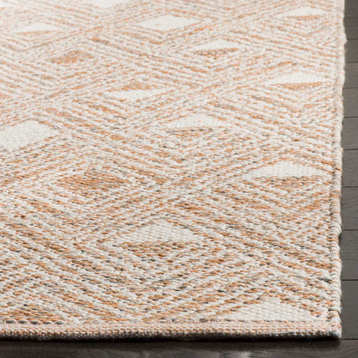 Safavieh Montauk 5'-0" x 8'-0" Rug in Peach / Ivory