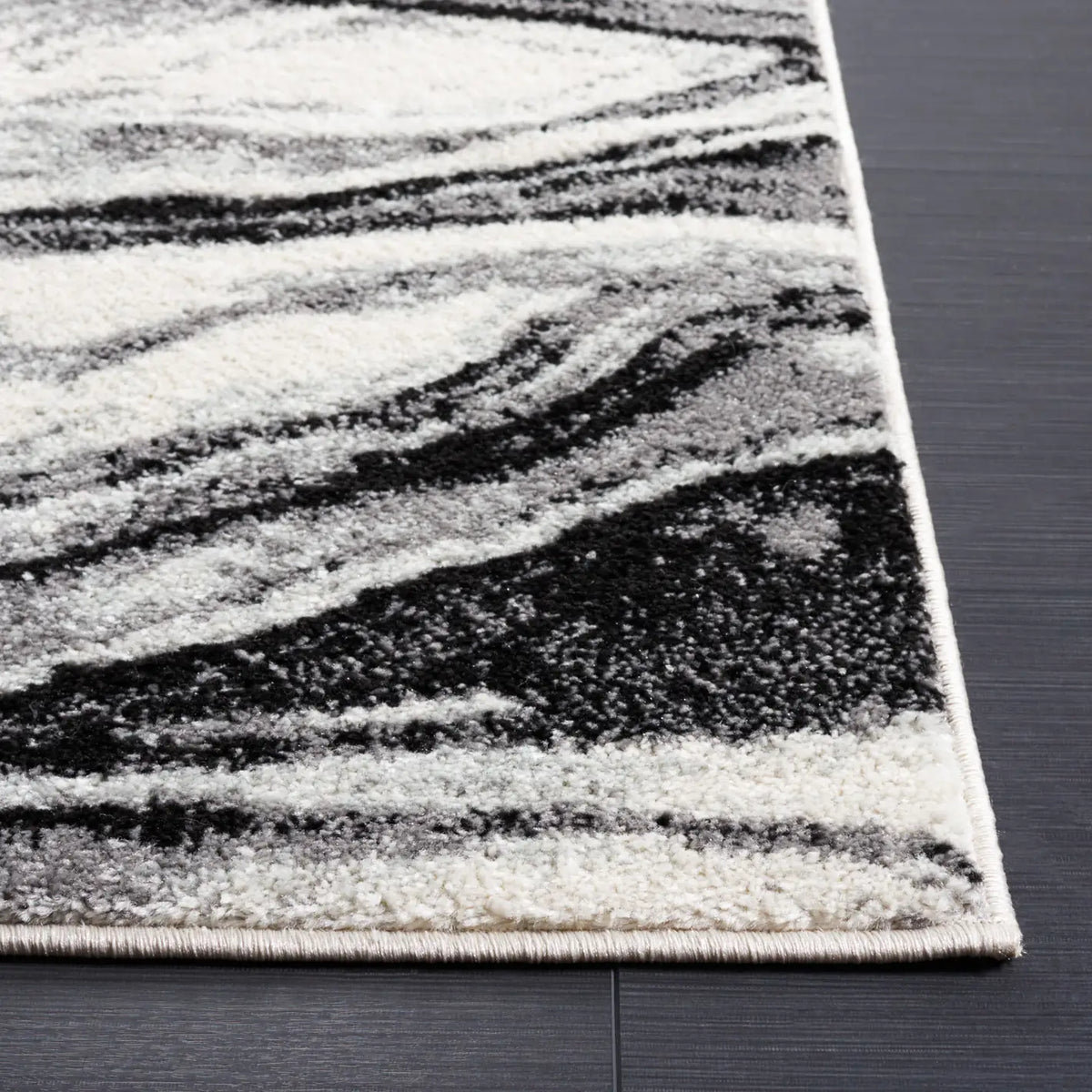 Safavieh Tulum 4'-0" x 6'-0" Rug in Ivory / Black