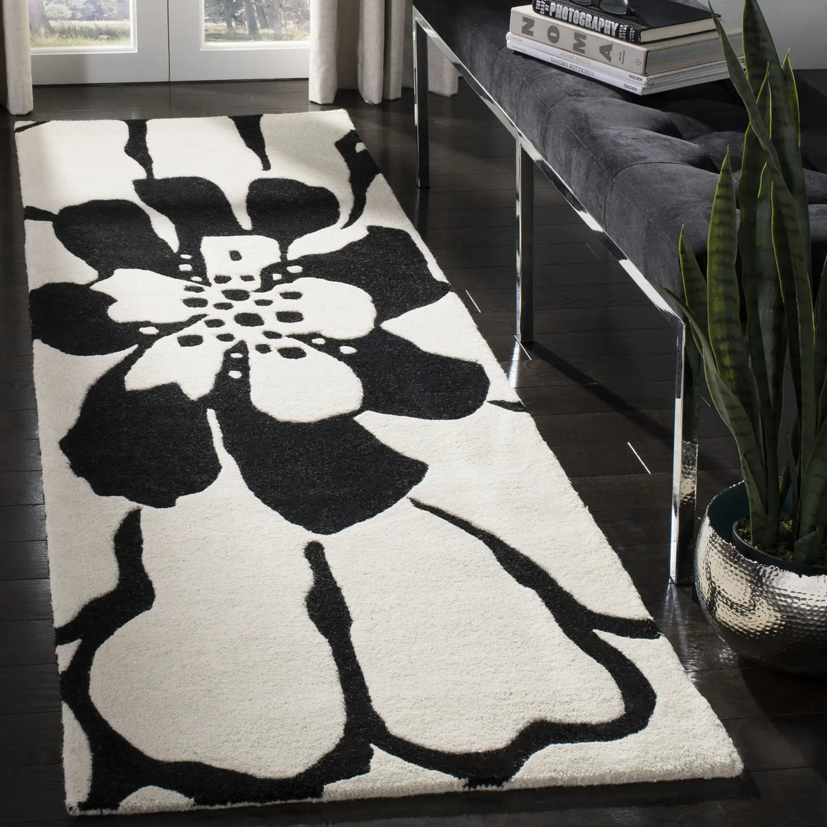 Safavieh Soho 2'-6" x 8'-0" Rug in Black / White