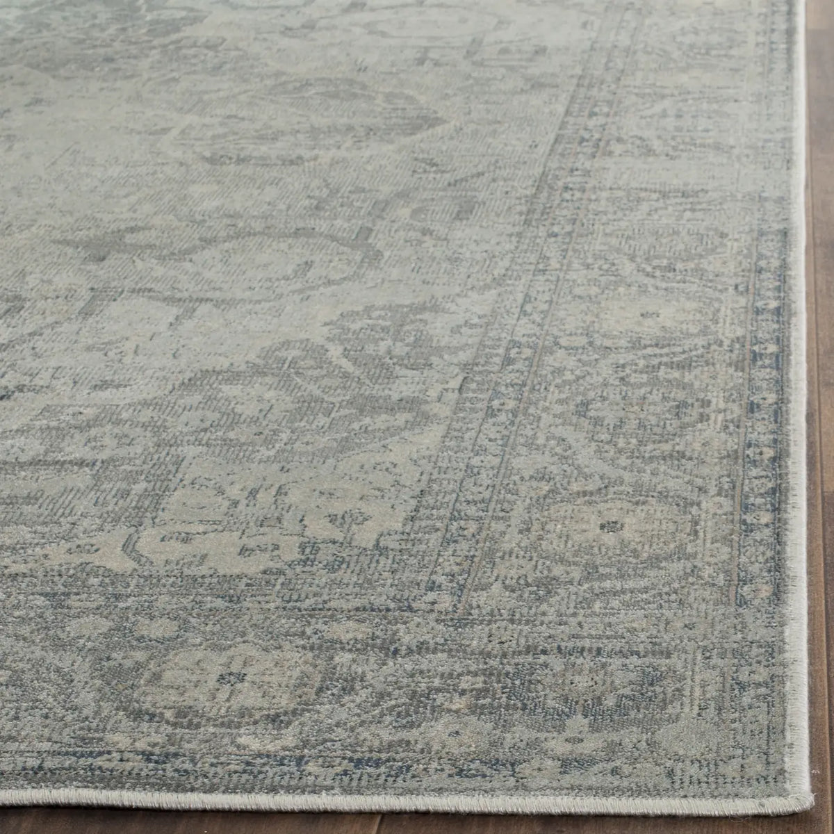 Safavieh Vintage 4'-0" x 5'-7" Rug in Silver