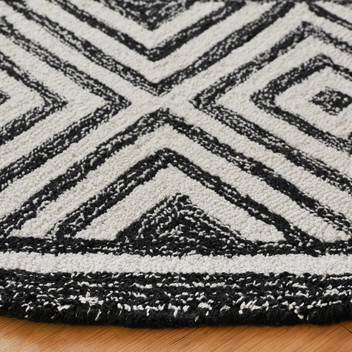 Safavieh Capri 6'-0" x 6'-0" Rug in Ivory / Black