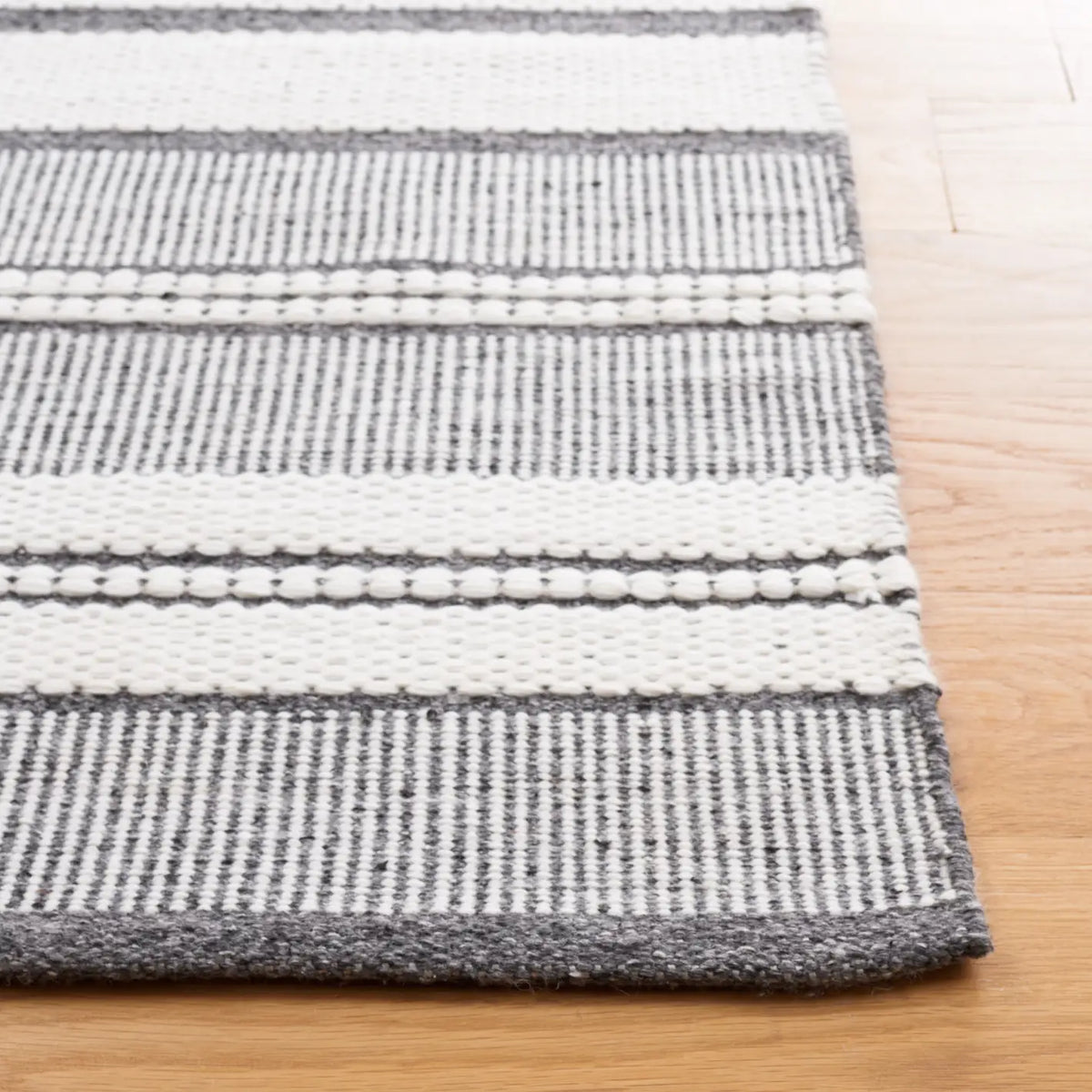 Safavieh Kilim 4'-0" x 6'-0" Rug in Ivory / Dark Grey