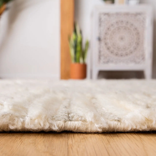 Safavieh Manhattan 4'-0" x 6'-0" Rug in Ivory / Grey
