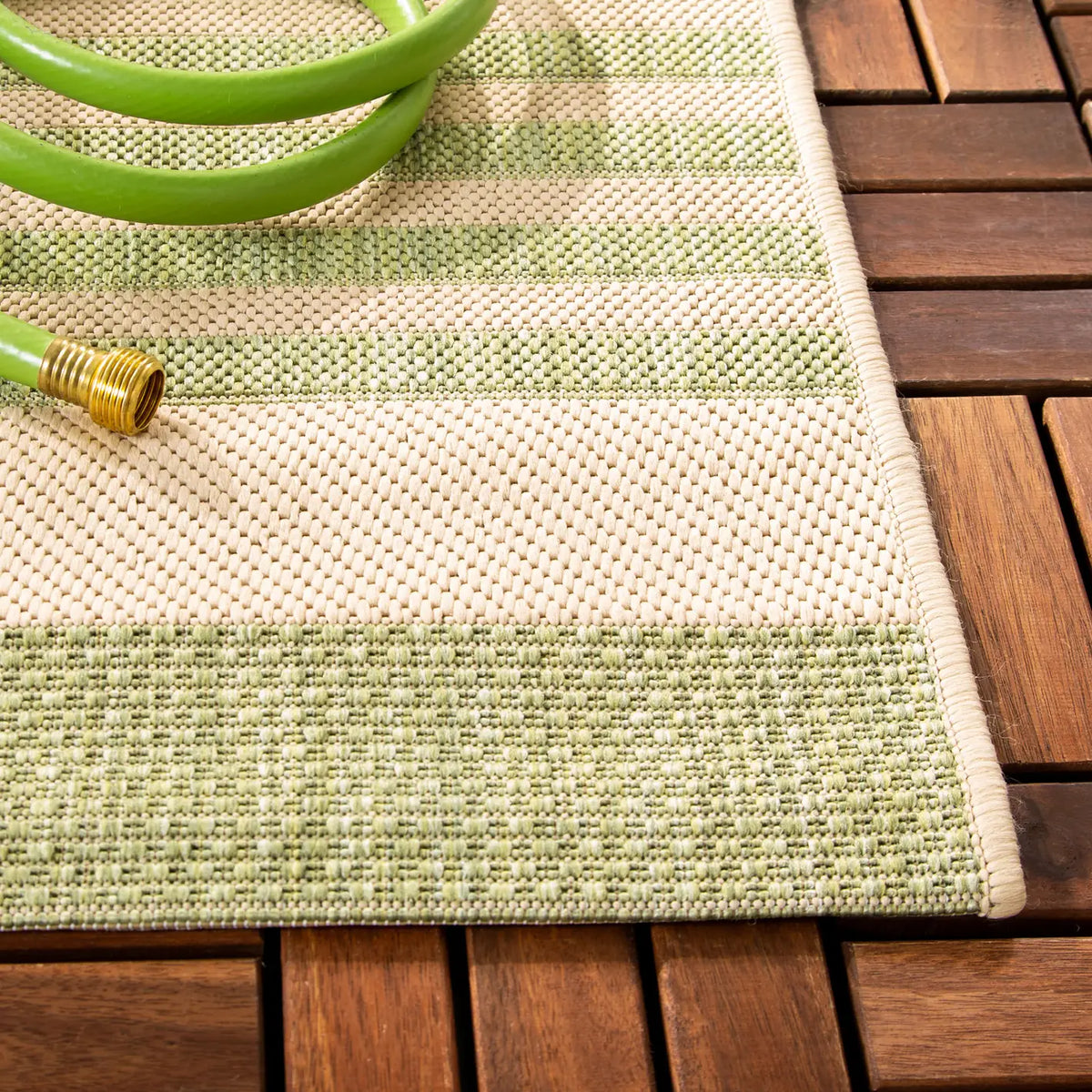 Safavieh Courtyard 4'-0" x 5'-7" Rug in Beige / Sweet Pea