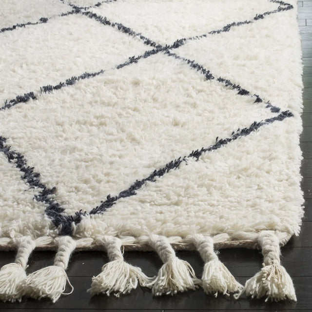 Safavieh Casablanca 5'-0" x 8'-0" Rug in Ivory / Grey
