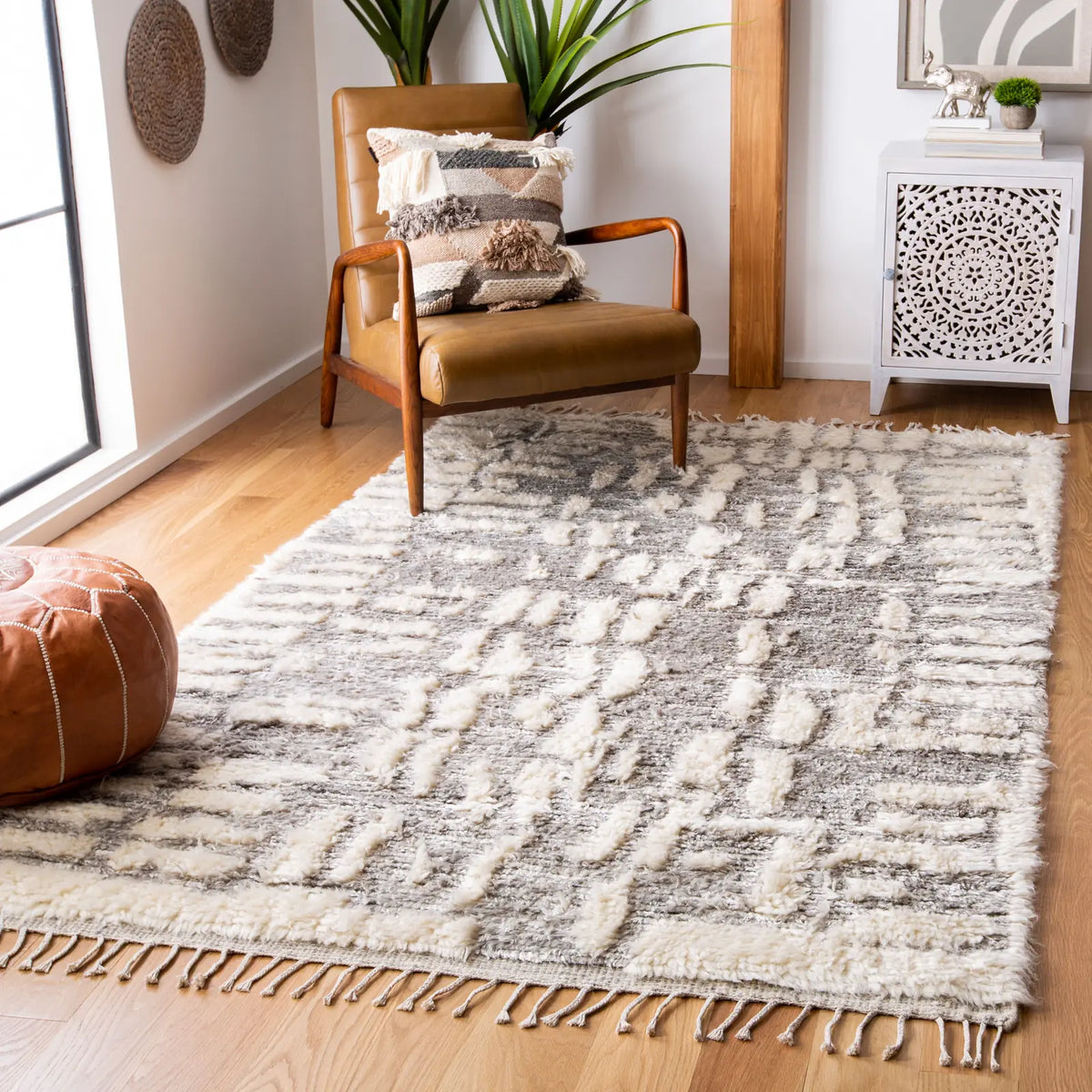Safavieh Manhattan 4'-0" x 6'-0" Rug in Ivory / Grey