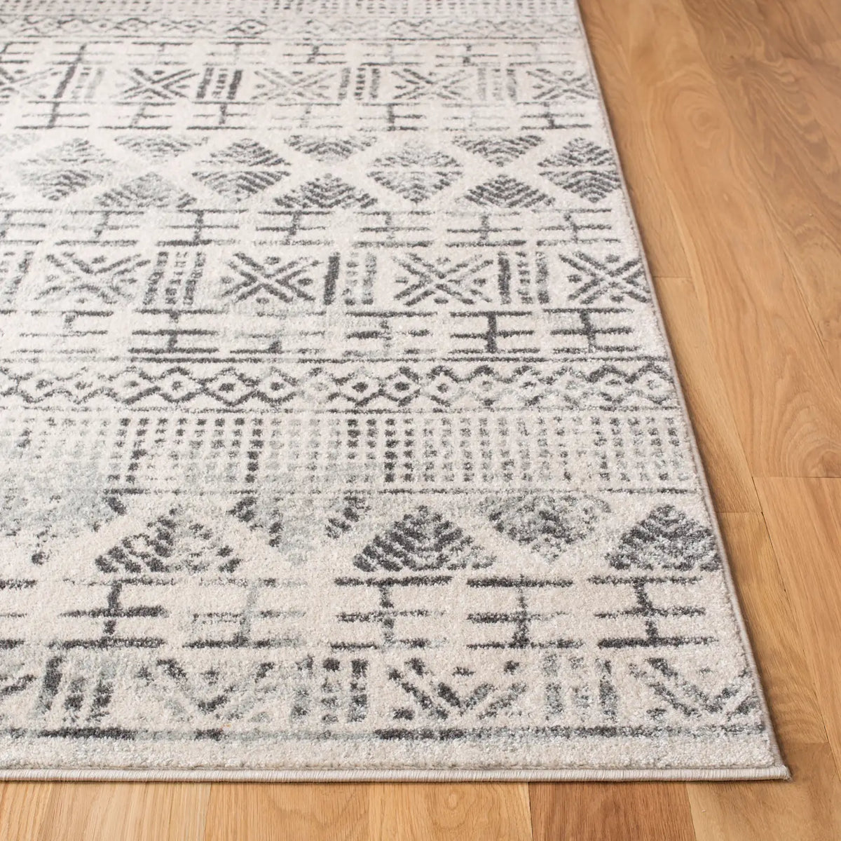Safavieh Mercer 4'-0" x 6'-0" Rug in Ivory / Grey