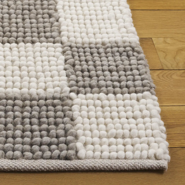 Safavieh Natura 4'-0" x 6'-0" Rug in Grey / Ivory