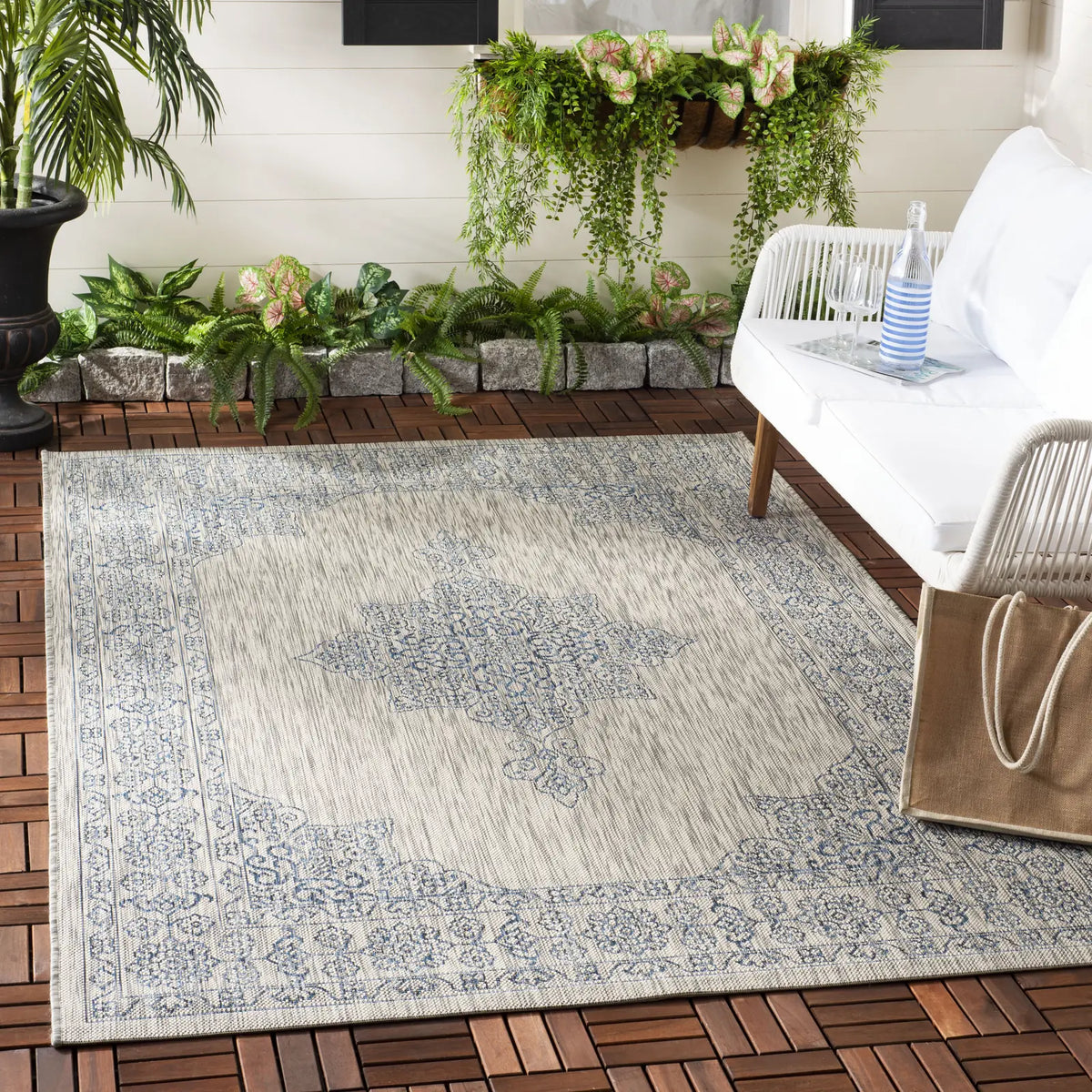 Safavieh Courtyard 4'-0" x 5'-7" Rug in Grey / Navy