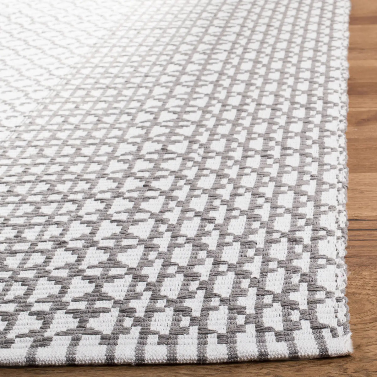 Safavieh Montauk 5'-0" x 8'-0" Rug in Grey / Ivory